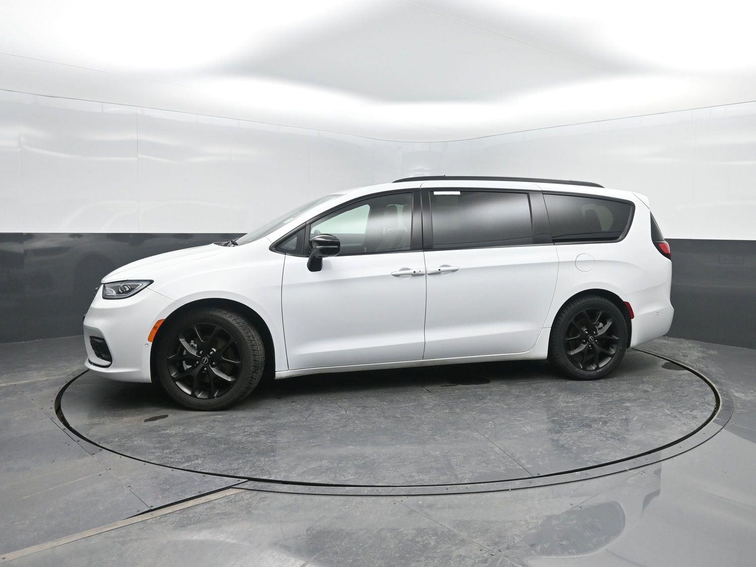 2025 Chrysler Pacifica Limited's photo