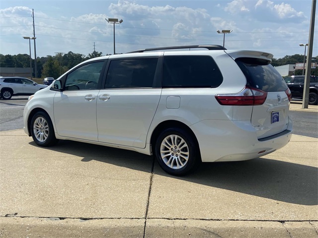 2017 Toyota Sienna XLE photo 4