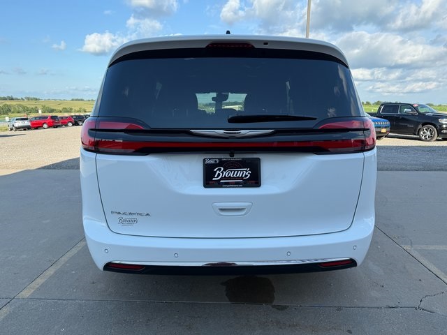 2026 Chrysler Pacifica photo 4