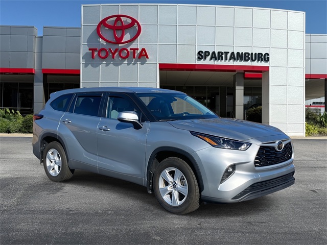 2024 Toyota Highlander LE's photo