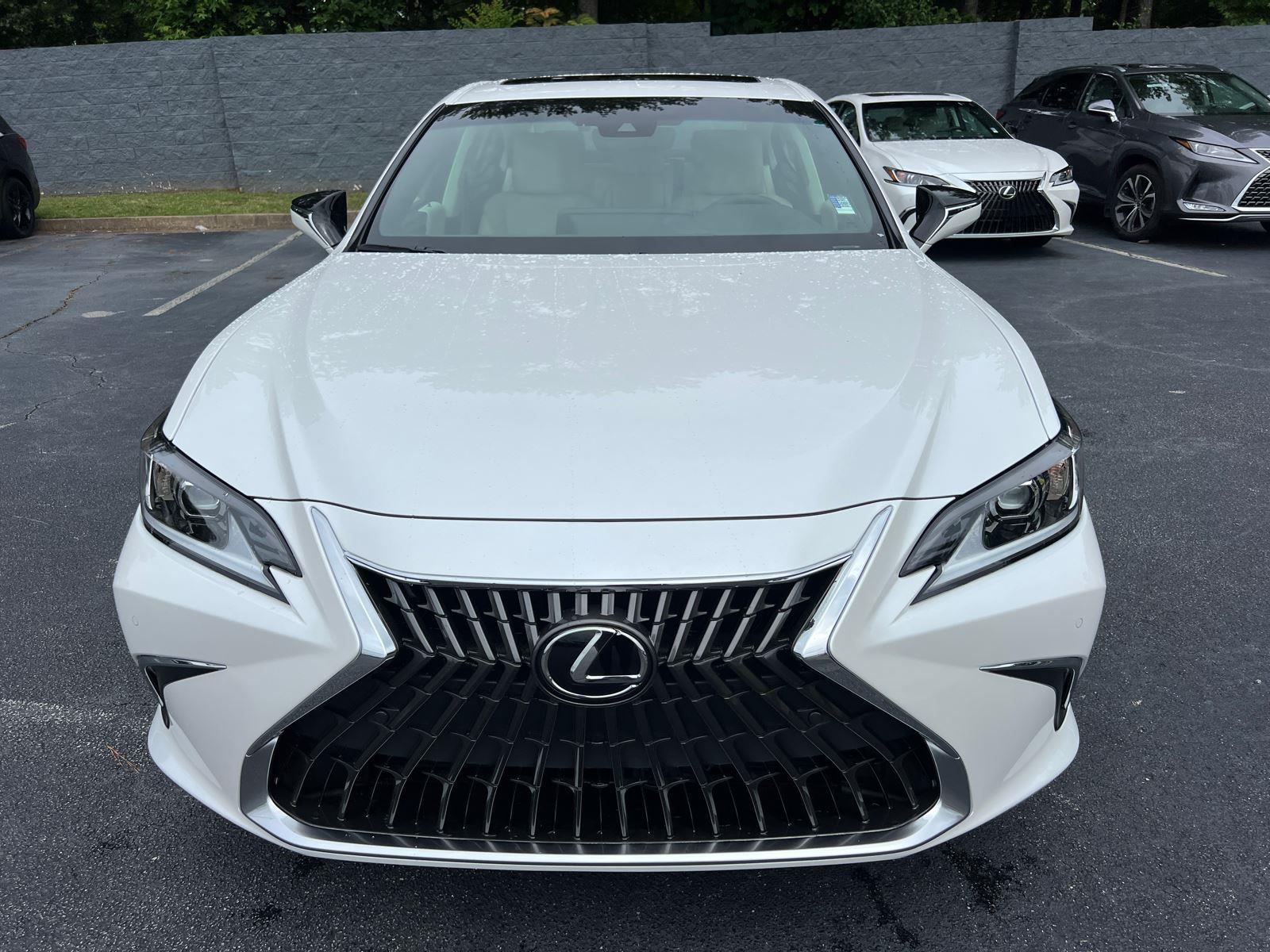 2025 Lexus ES 300h photo 3