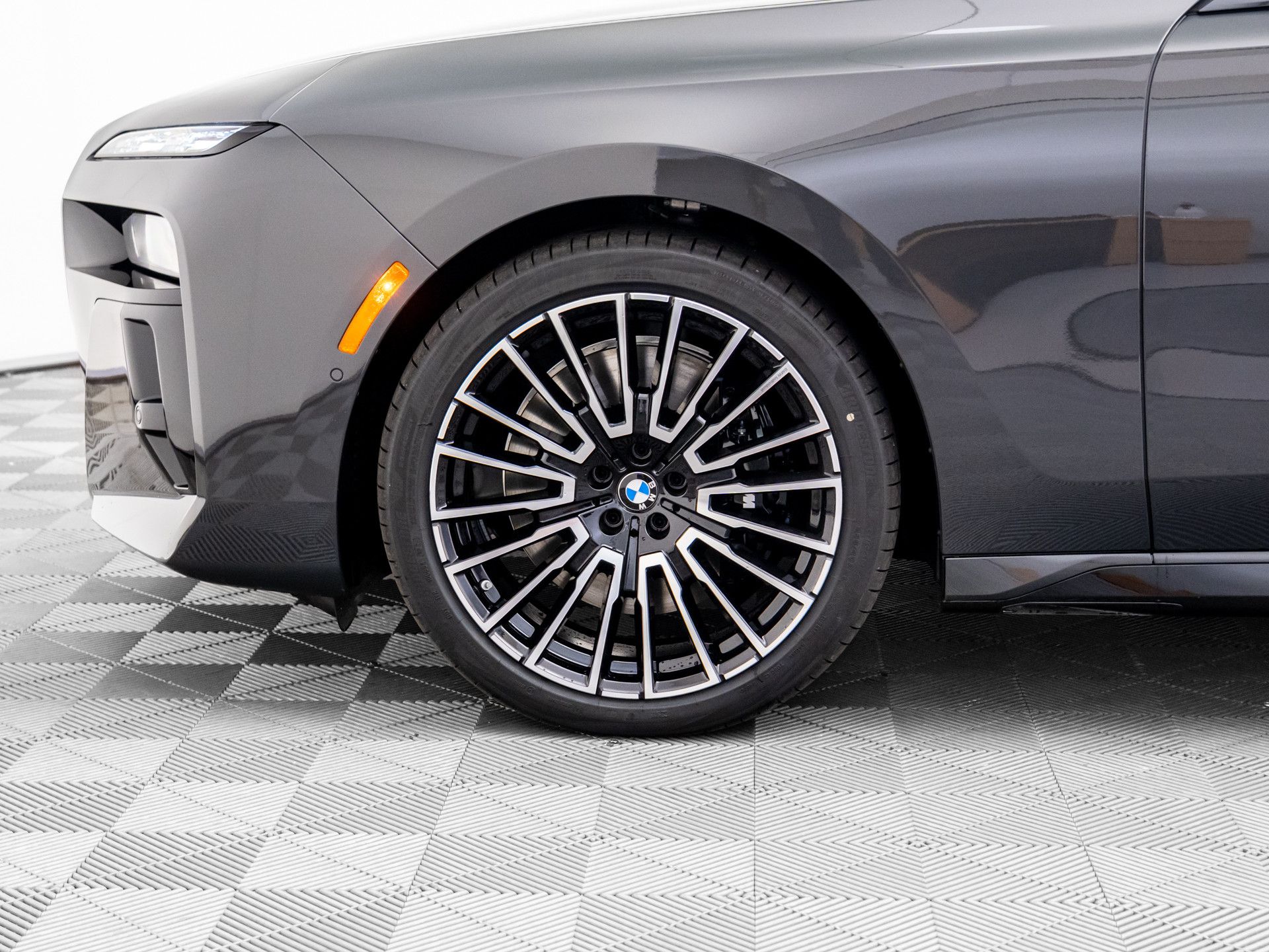 New 2025 Dravit Grey Metallic BMW 760i xDrive image 32