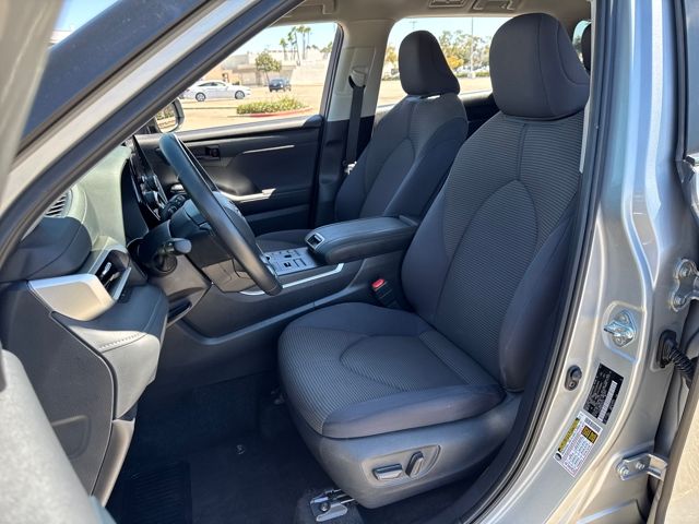2024 Toyota Highlander LE photo 4