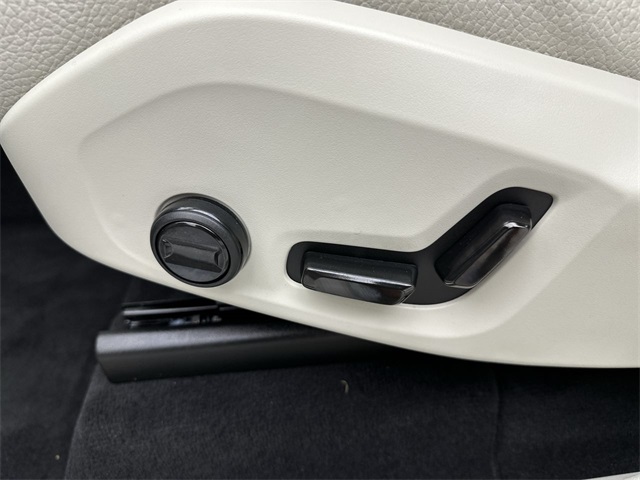 2025 Volvo XC90 B5 AWD Plus photo 4