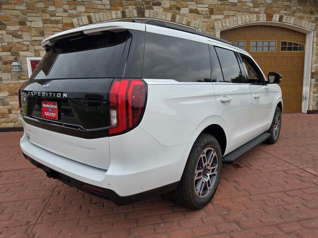 2025 Ford Expedition photo 3