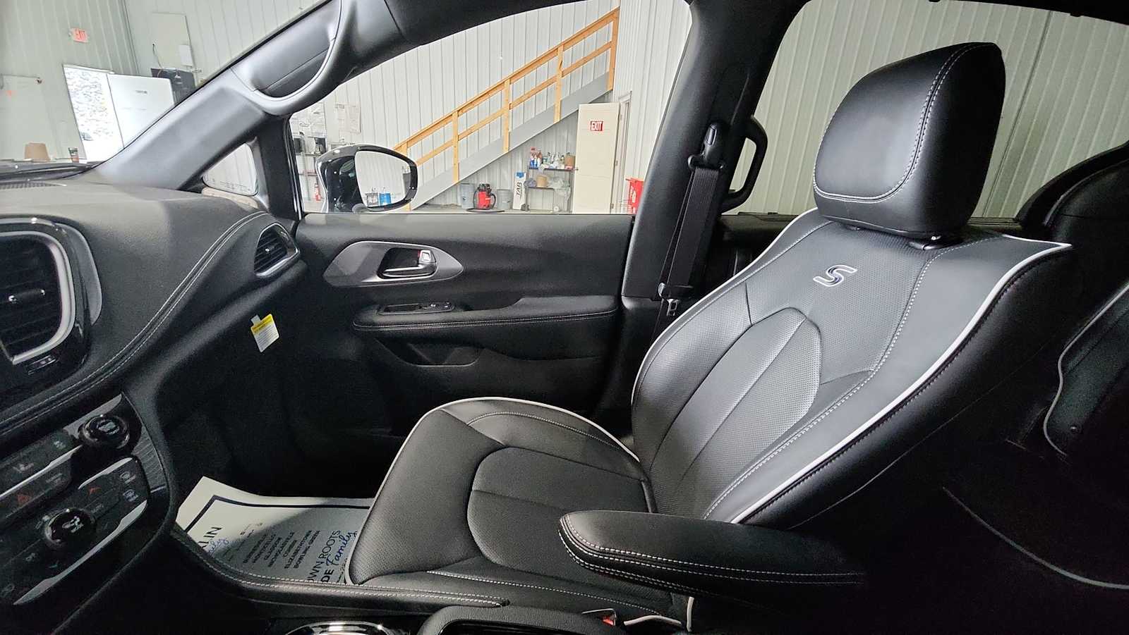 2026 Chrysler Pacifica Limited photo 11