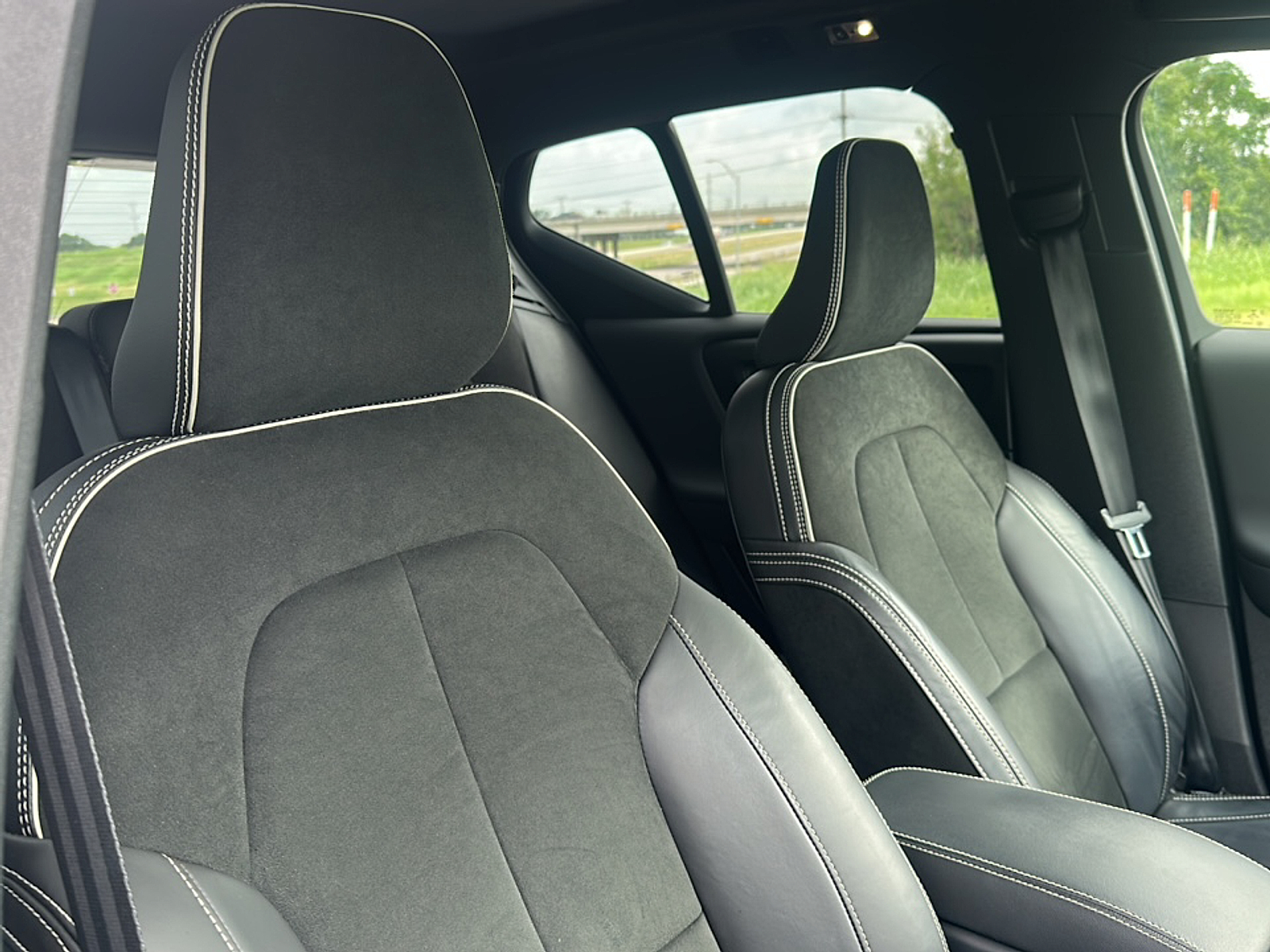 2022 Volvo XC40 T5 R-Design photo 12