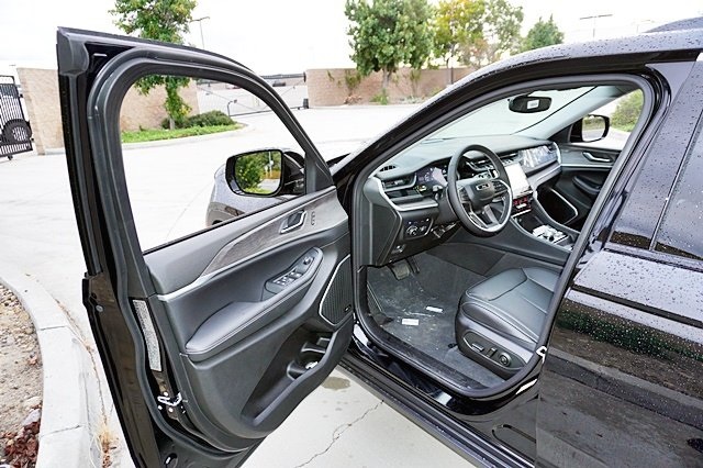 New 2023 Diamond Black Crystal Pearl-Coat Exterior Paint Jeep 4xe image 45