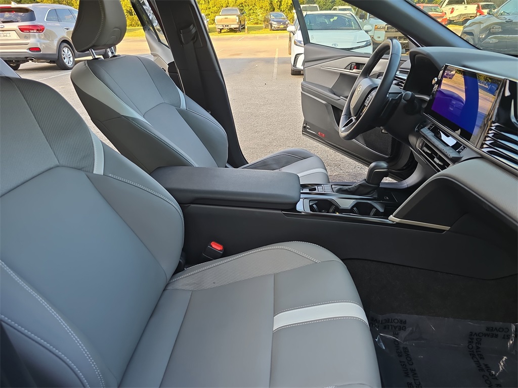 2025 Toyota Camry SE photo 8