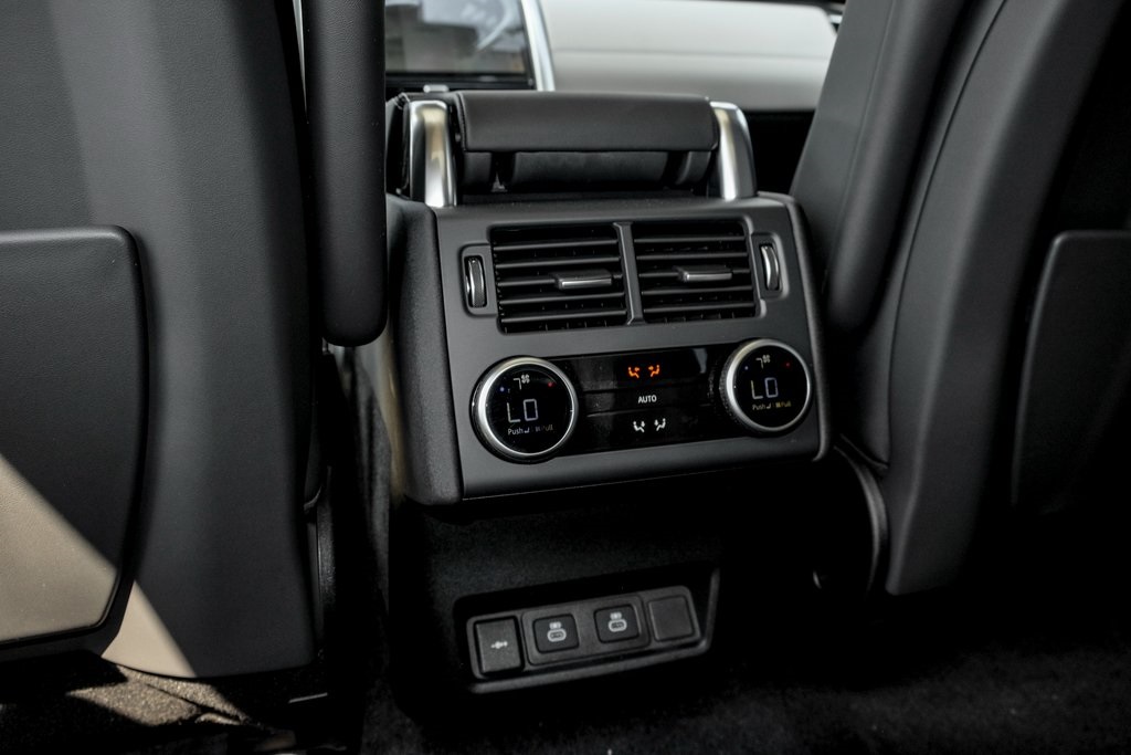 2025 Land Rover Discovery Metropolitan Edition photo 14