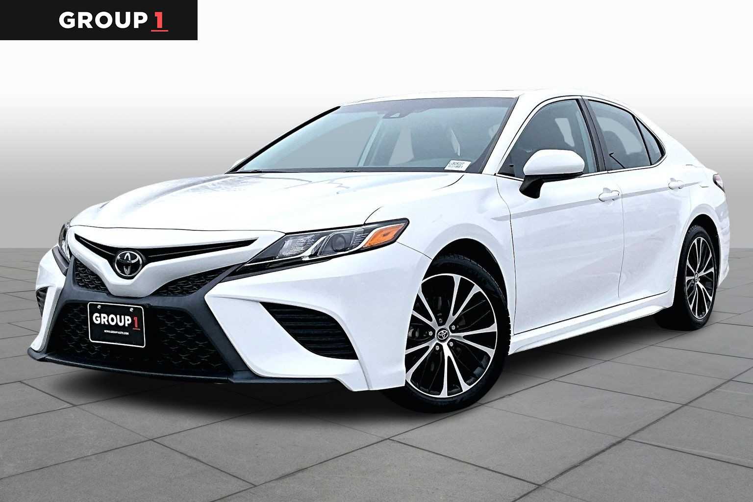 2020 Toyota Camry SE's photo