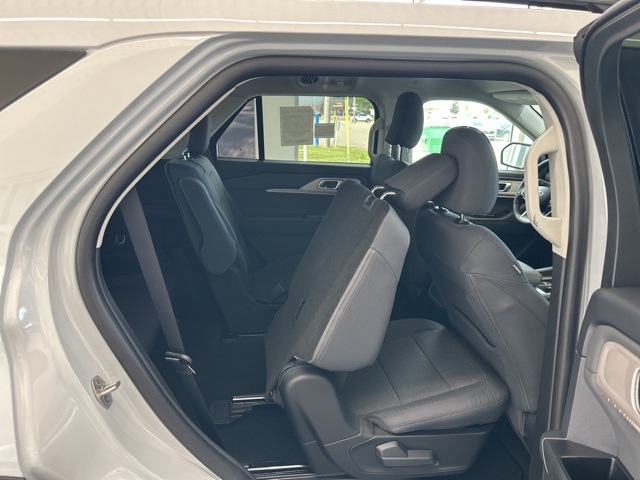 2025 Ford Explorer photo 33