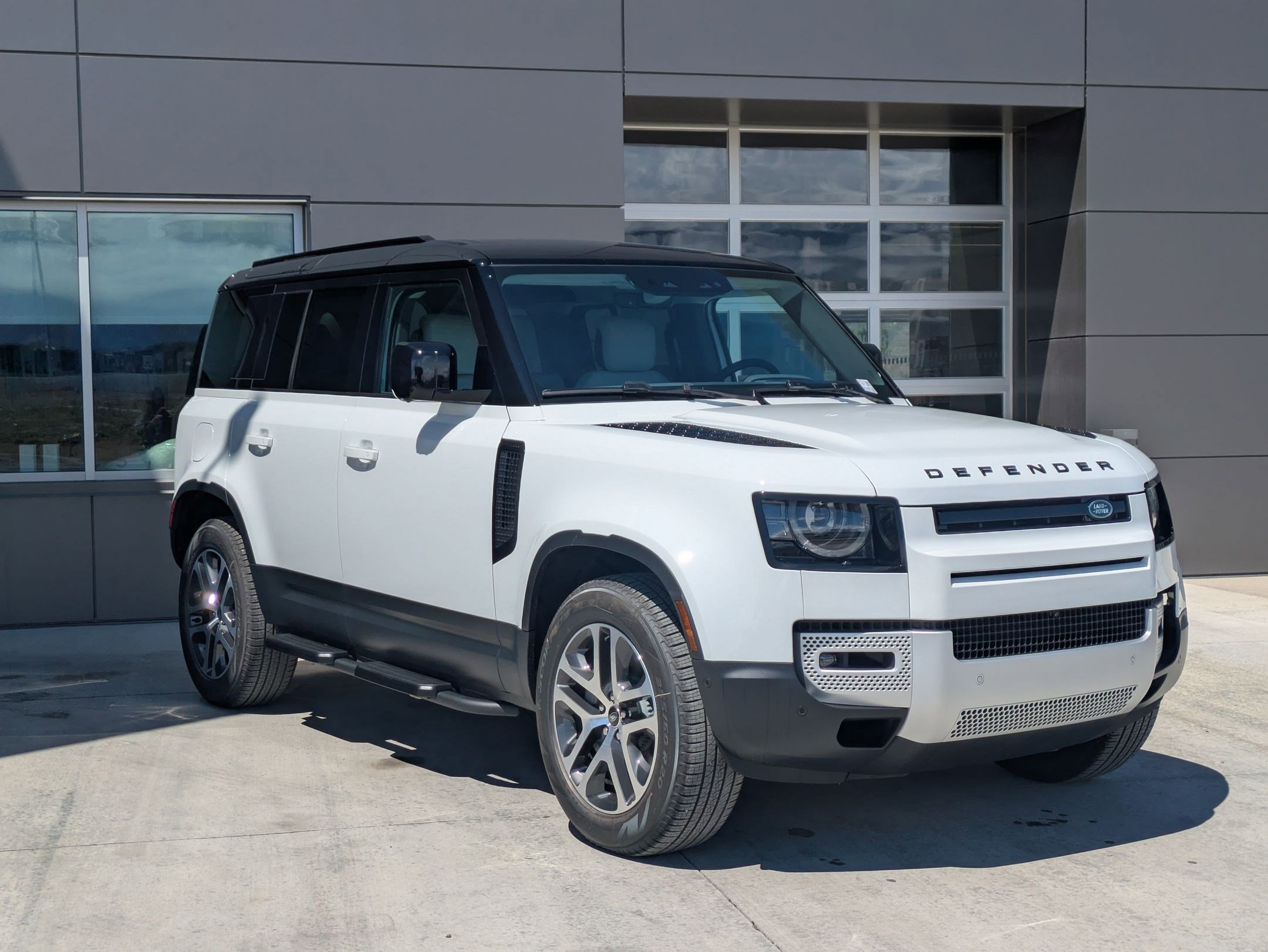 2025 Land Rover Defender 110 S photo 3
