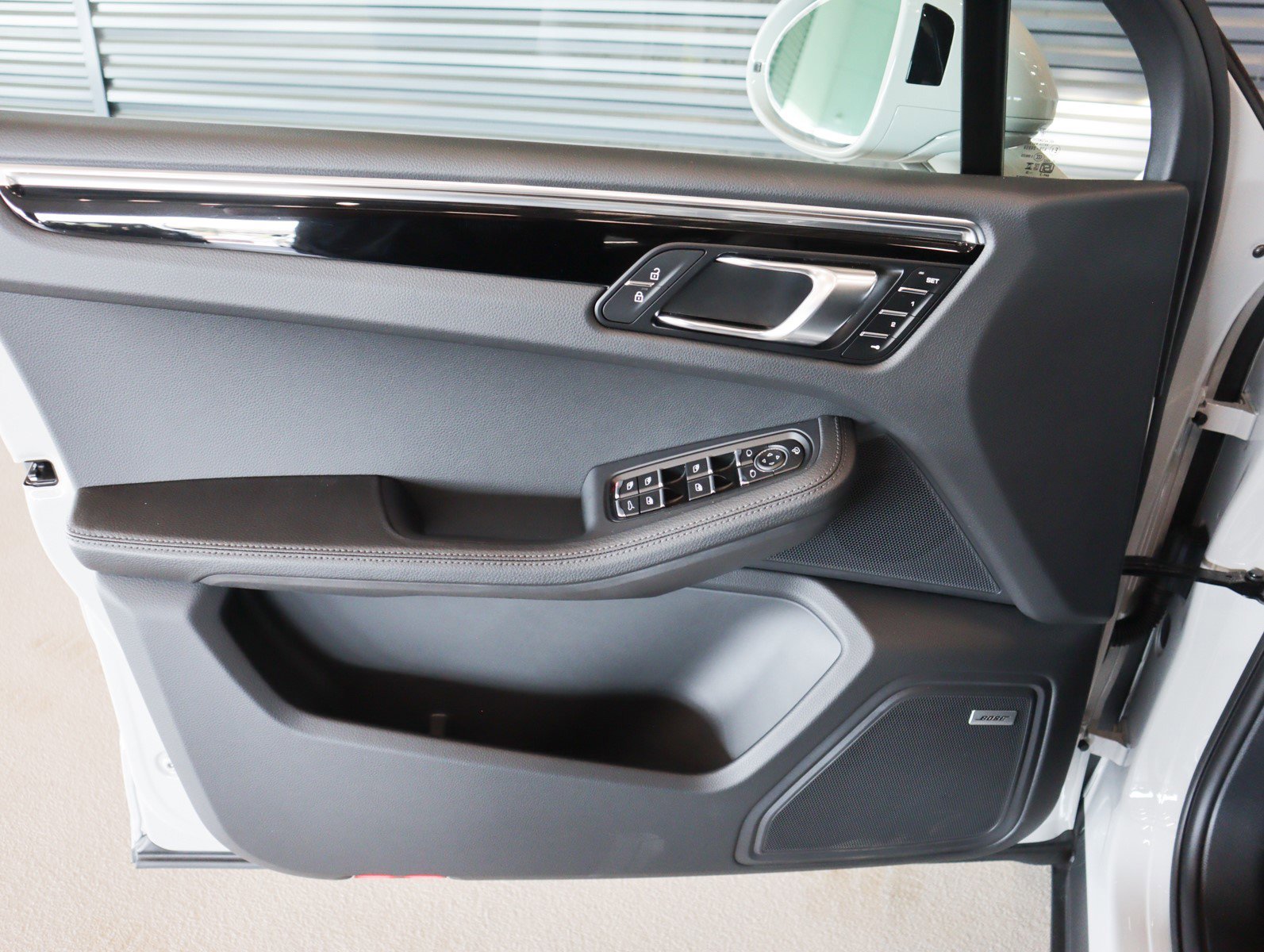 2025 Porsche Macan T photo 25