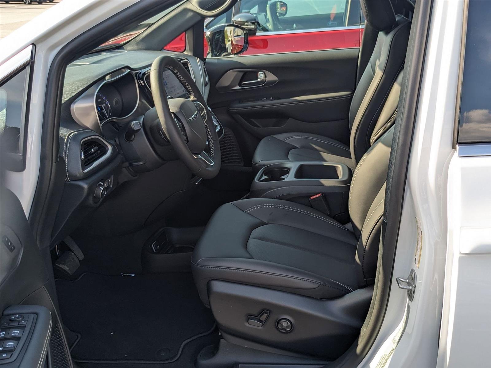 2025 Chrysler Pacifica photo 8