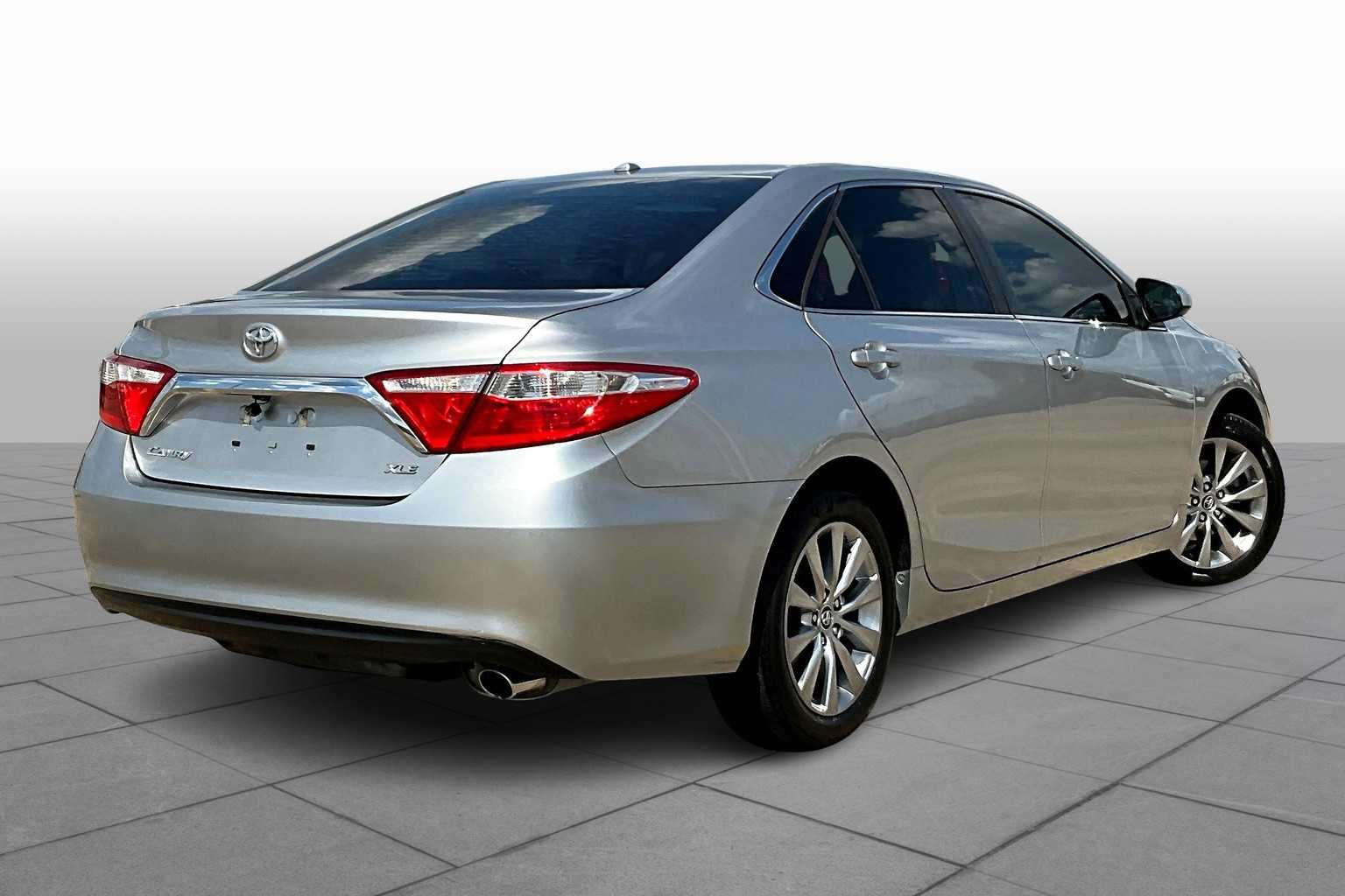 2016 Toyota Camry XLE photo 12