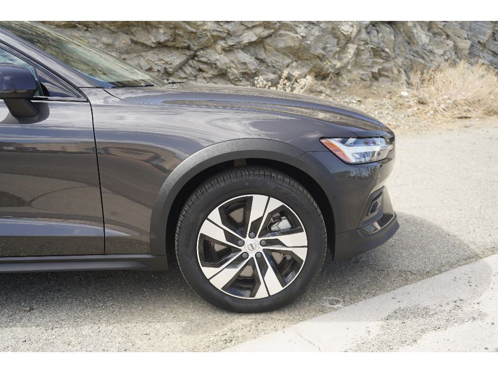 2024 Volvo V60 Cross Country B5 Plus photo 3