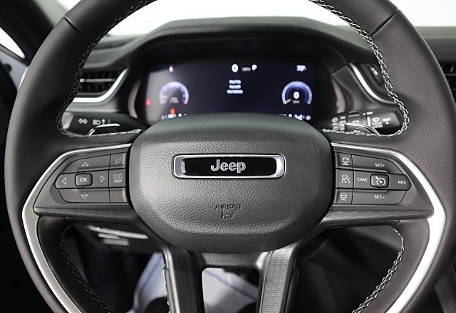 2025 Jeep Grand Cherokee Laredo photo 12
