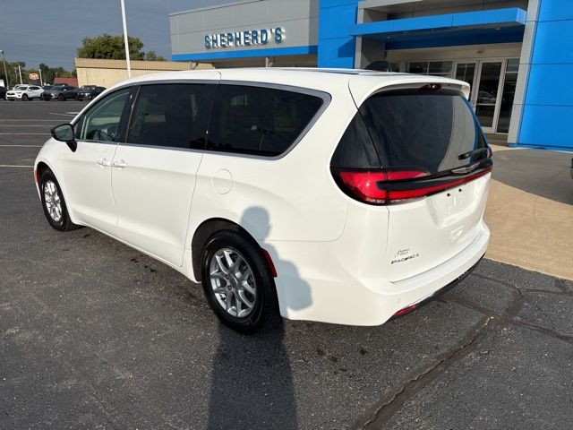 2024 Chrysler Pacifica Touring L photo 4