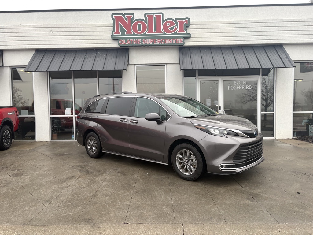 2024 Toyota Sienna XLE's photo