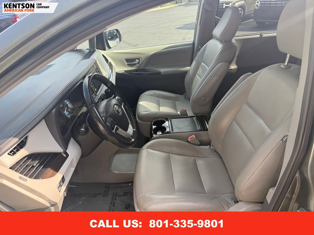 2019 Toyota Sienna XLE photo 29