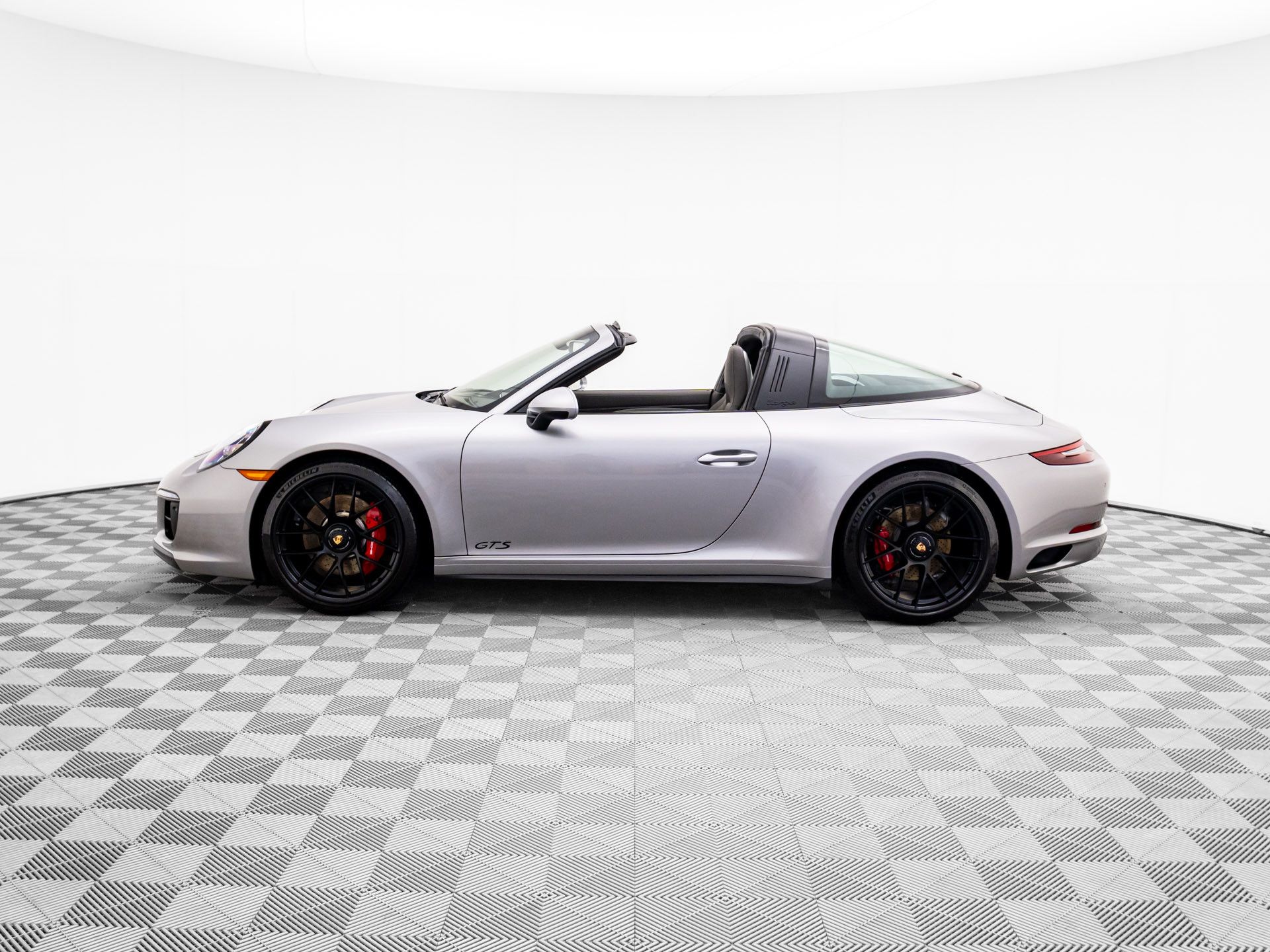 2019 Porsche 911 Targa 4 GTS photo 2