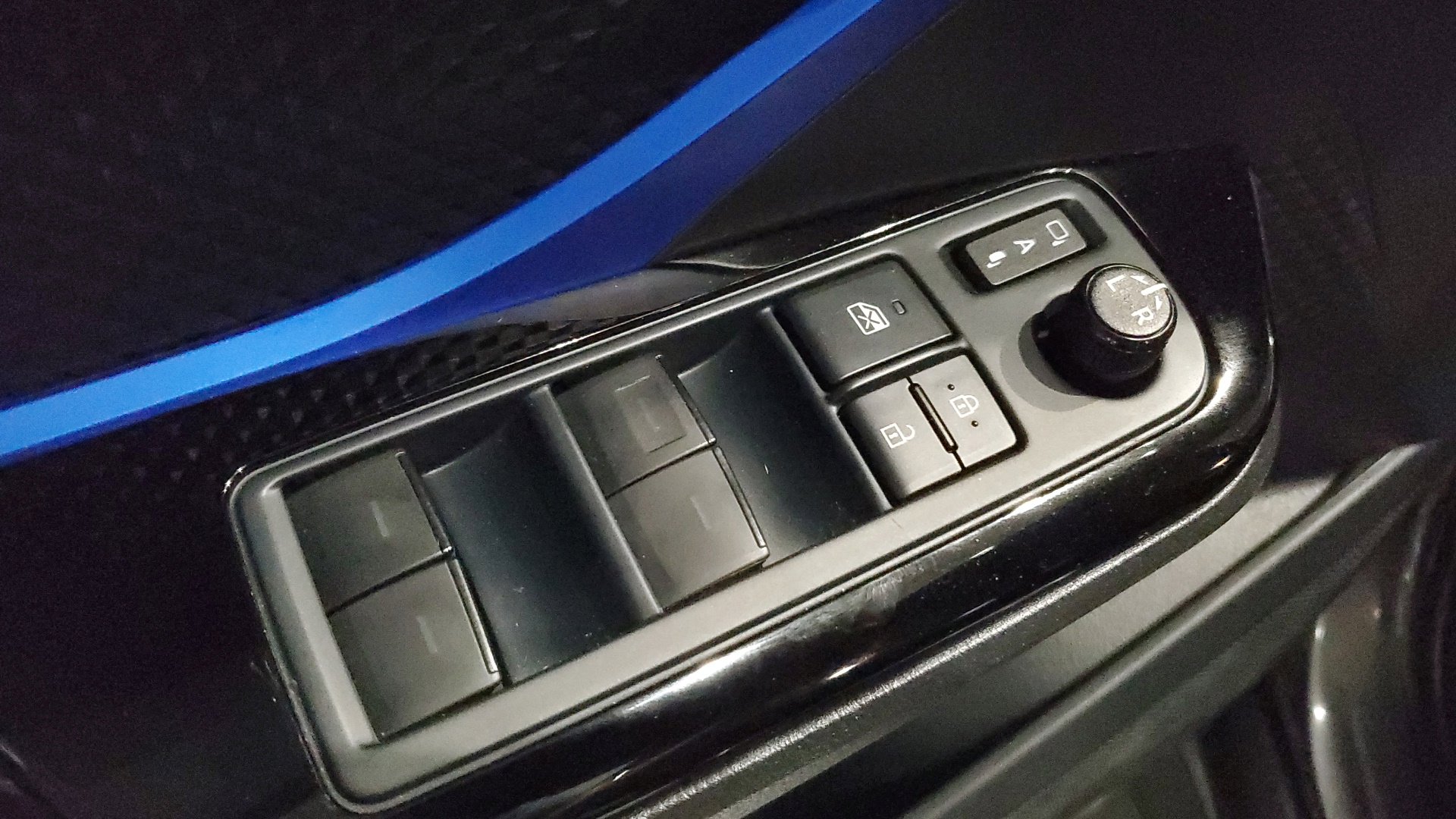 2022 Toyota C-HR XLE photo 17