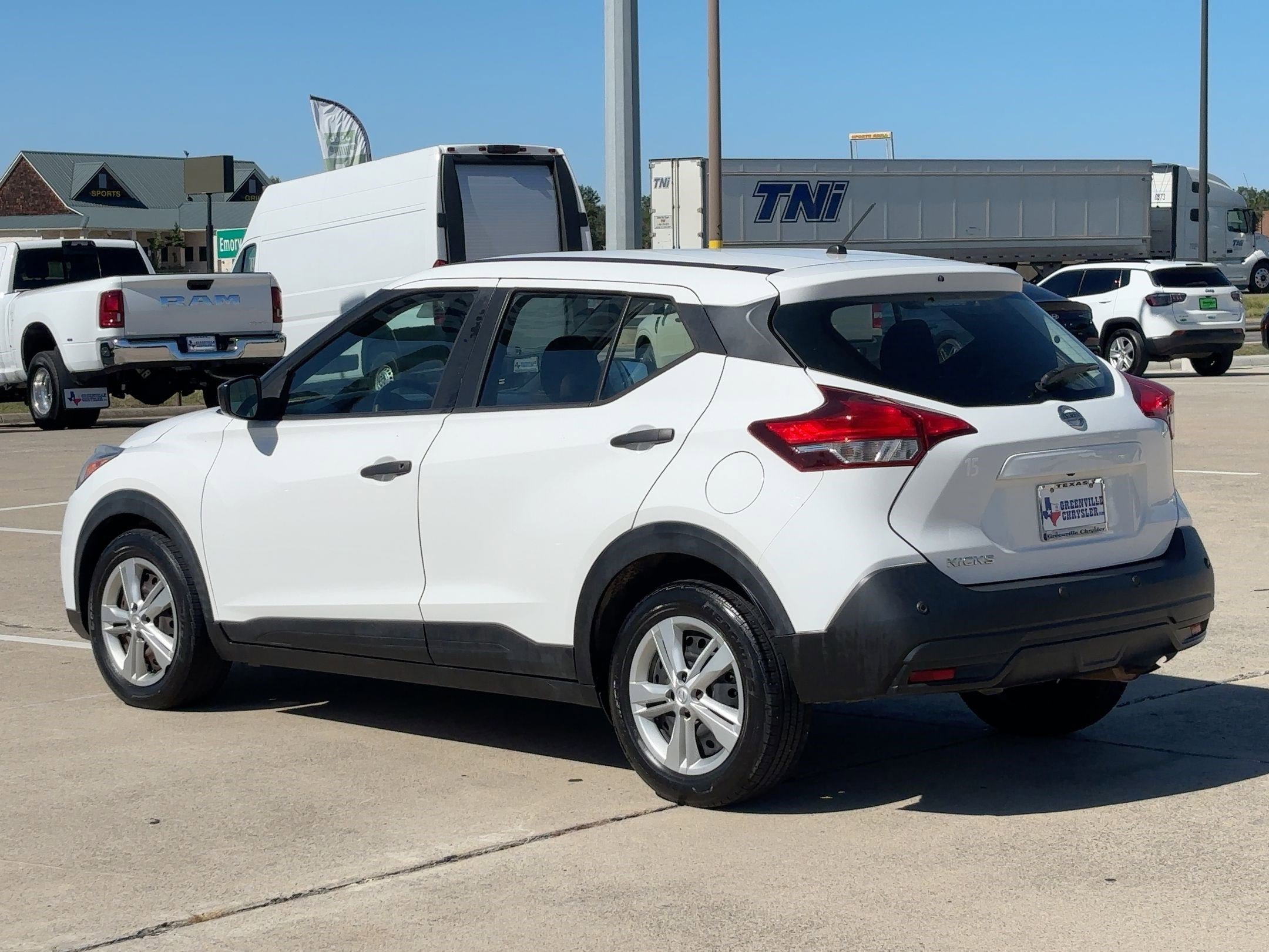 2020 Nissan Kicks S photo 2