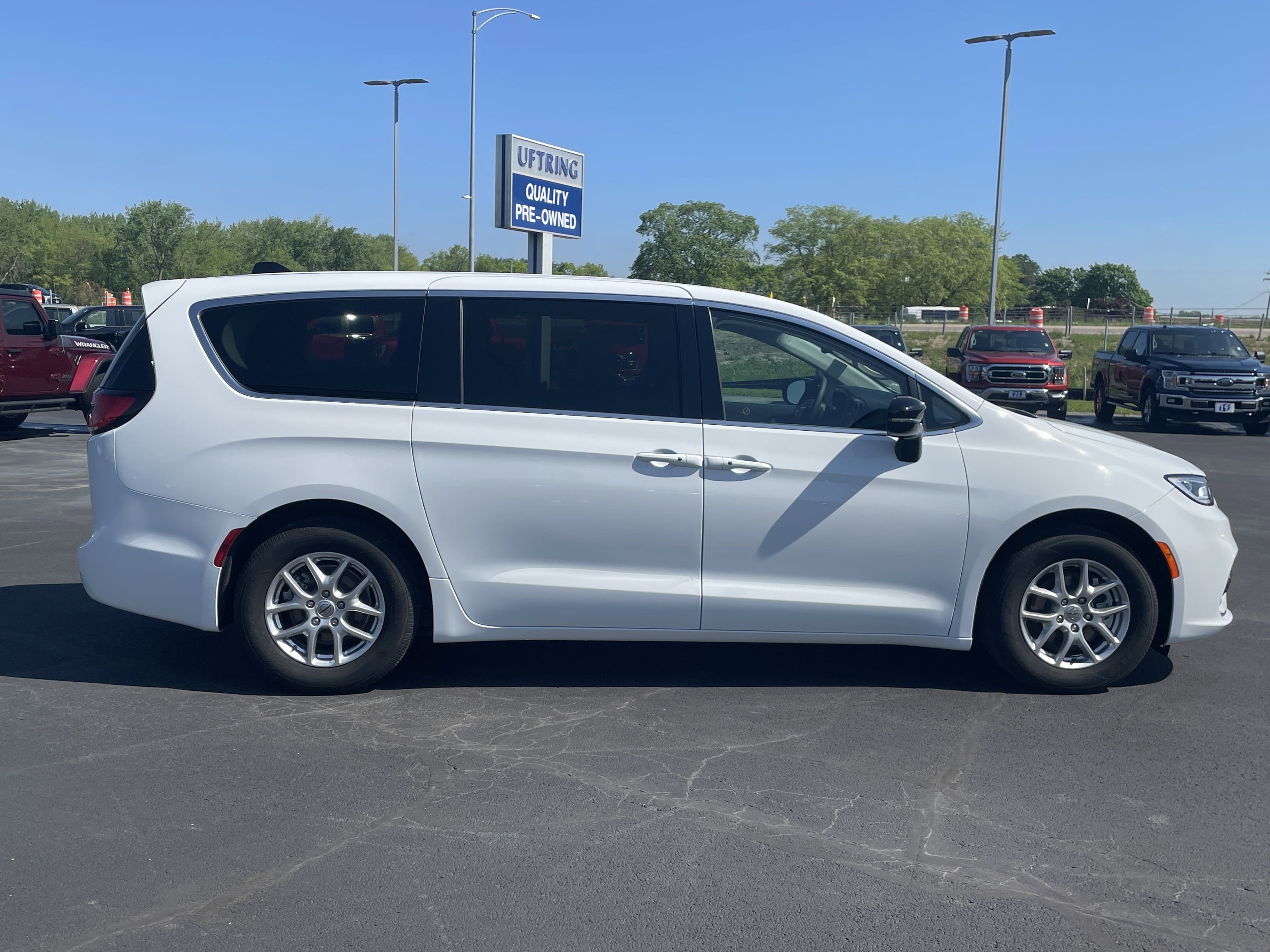 2024 Chrysler Pacifica Touring L photo 7