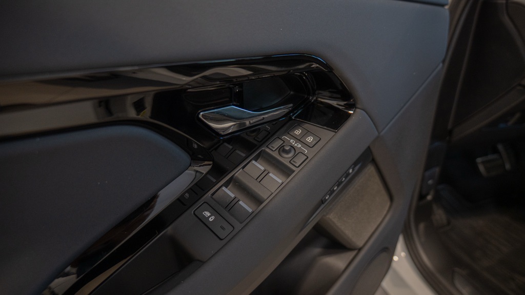 2026 Land Rover Range Rover Evoque Dynamic SE photo 9