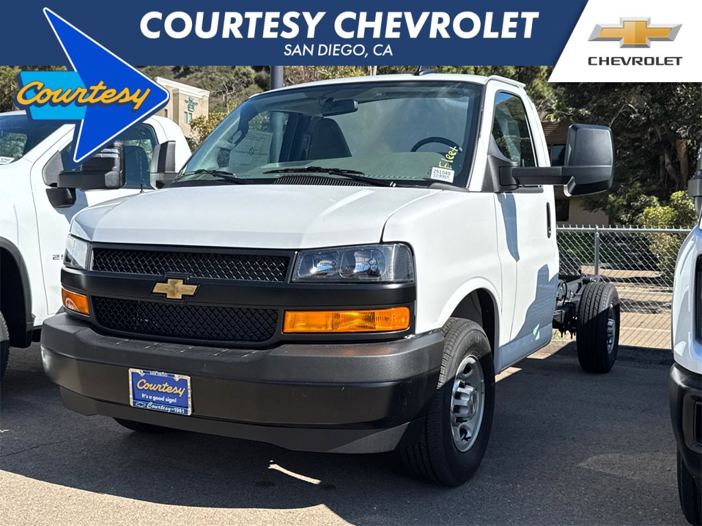 2025 Chevrolet Express Cutaway Base's photo