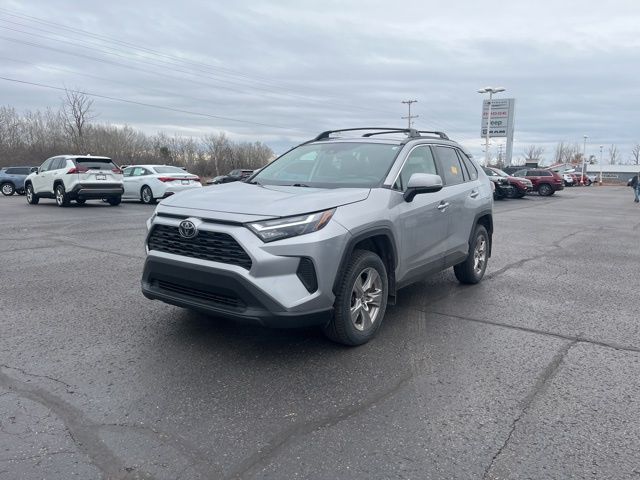 2022 Toyota RAV4 XLE photo 2