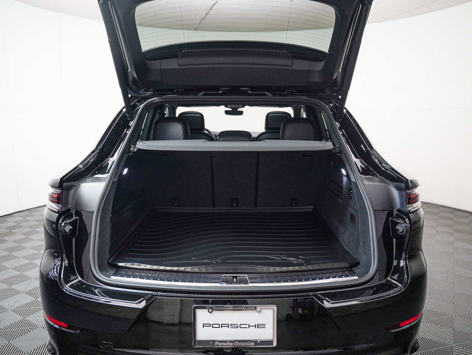 2025 Porsche Cayenne Coupe photo 25