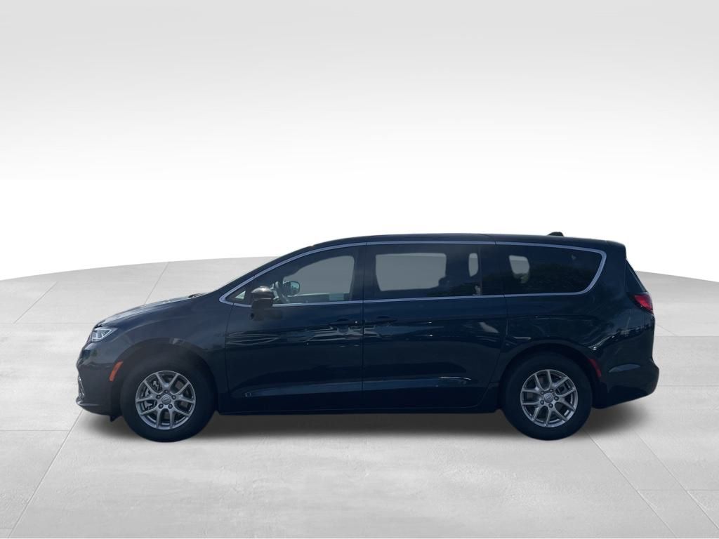 2025 Chrysler Pacifica photo 2