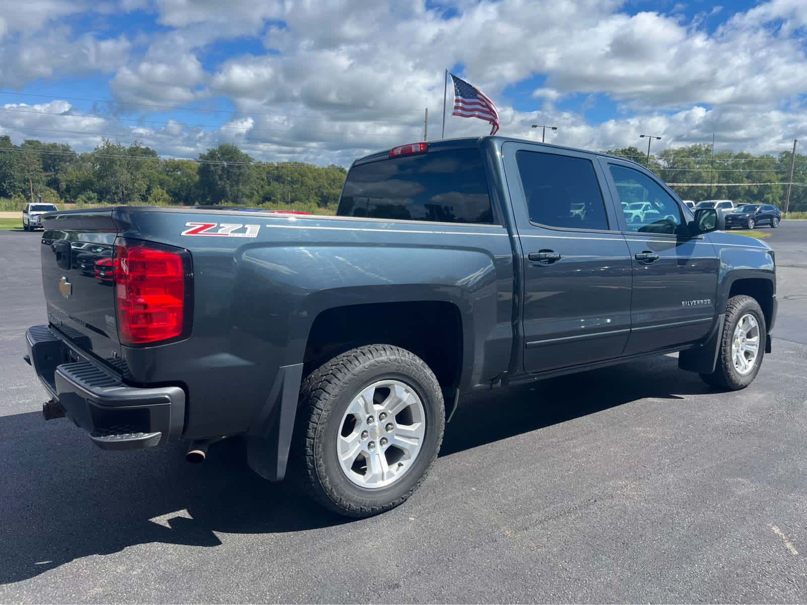 2017 Chevrolet Silverado 1500 LT photo 3