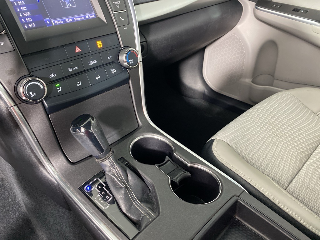 2015 Toyota Camry SE photo 18