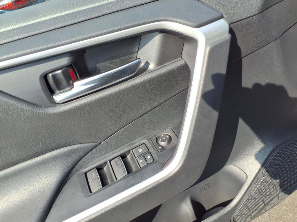 2024 Toyota RAV4 Hybrid XLE photo 2