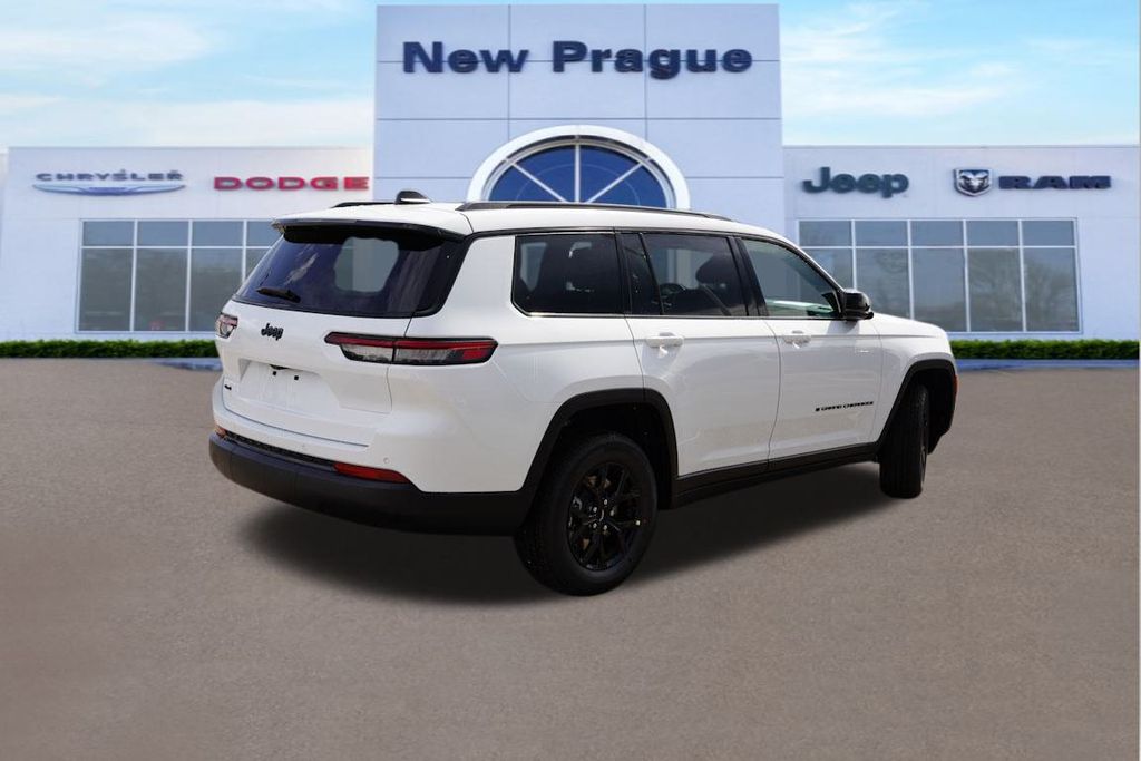 2025 Jeep Grand Cherokee Altitude photo 3