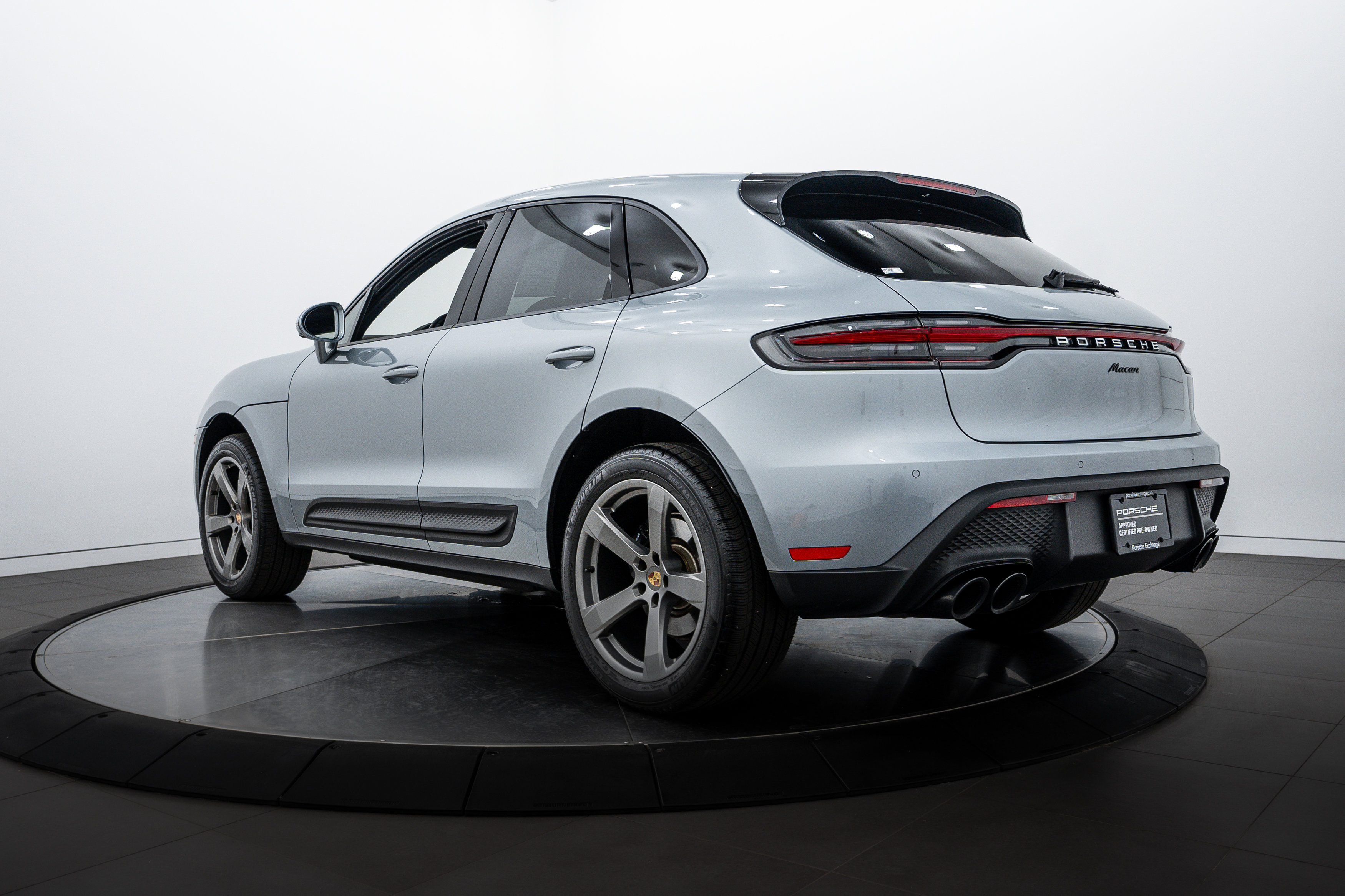 2024 Porsche Macan T photo 3