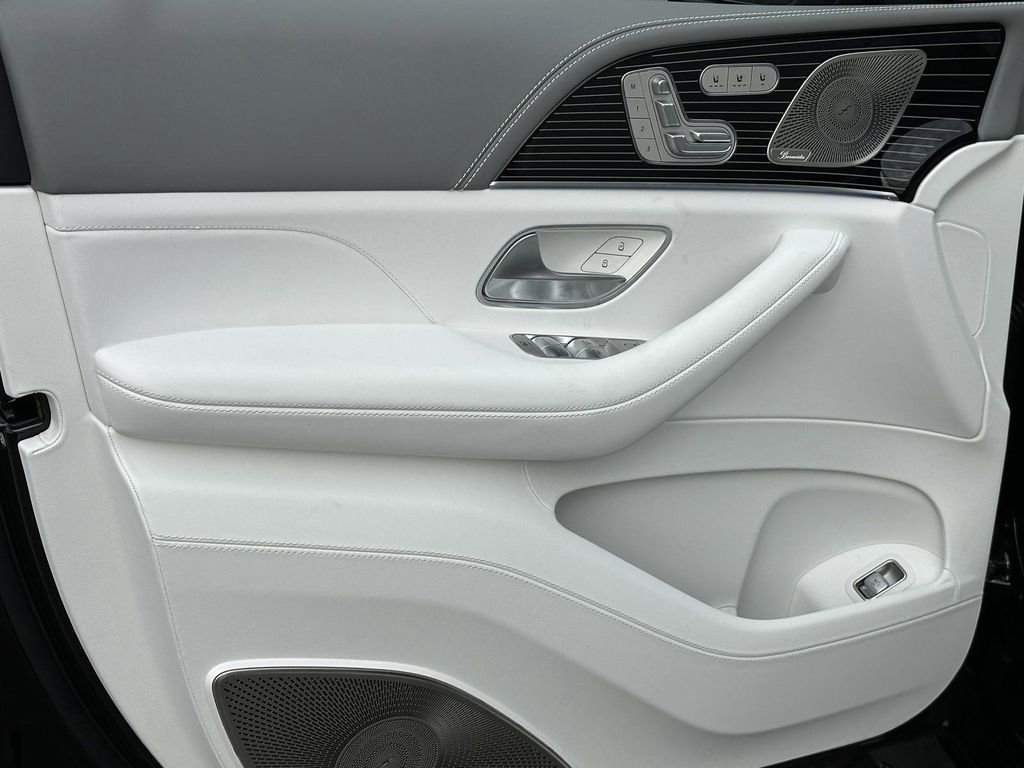 2025 Mercedes Benz GLS Maybach 600 4MATIC photo 11