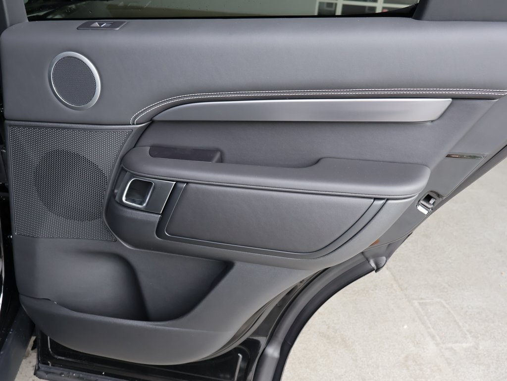 2025 Land Rover Discovery Metropolitan Edition photo 10