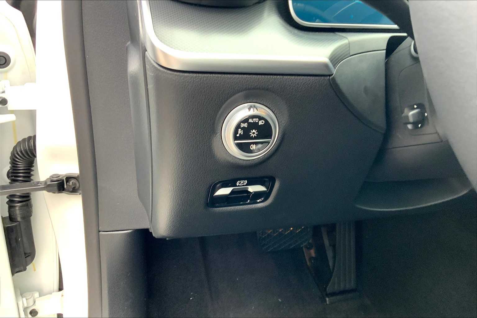 2025 Mercedes Benz C 300 photo 11