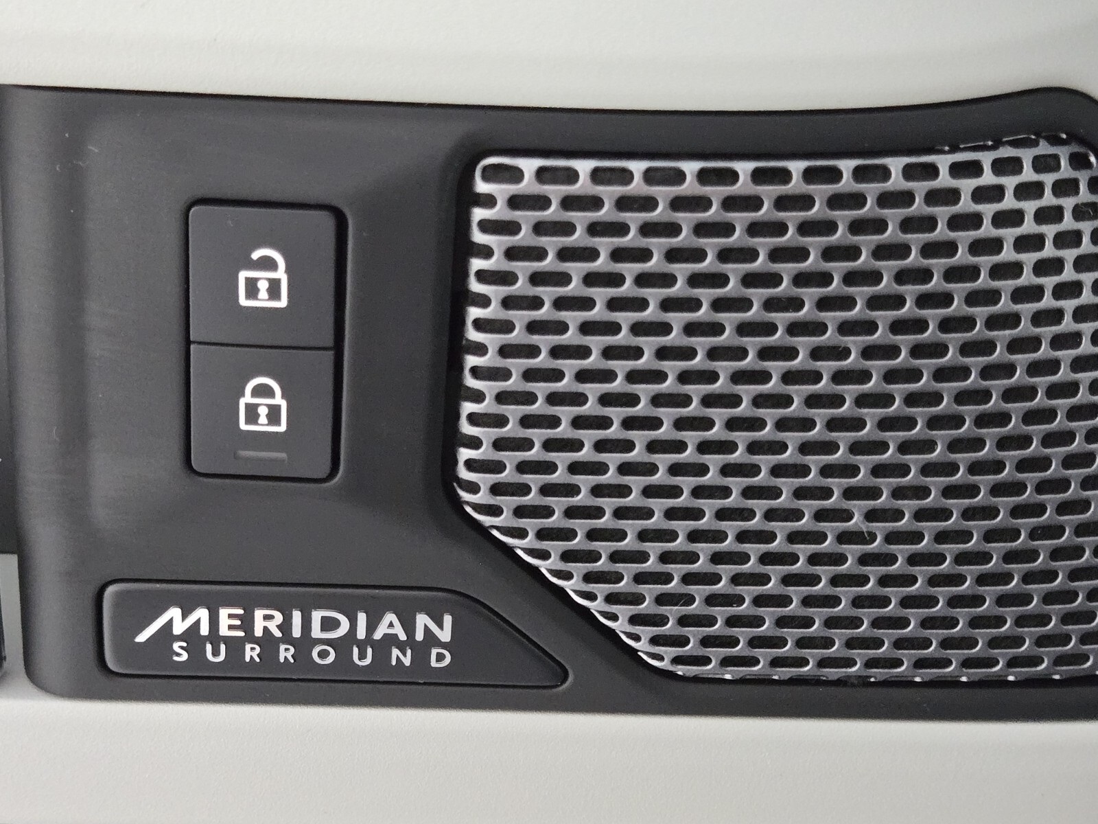 2023 Land Rover Defender 90 X-Dynamic SE photo 18
