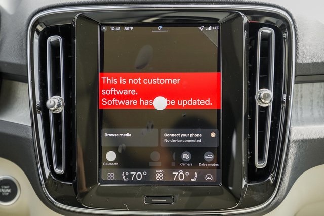 2026 Volvo XC40 AWD photo 18