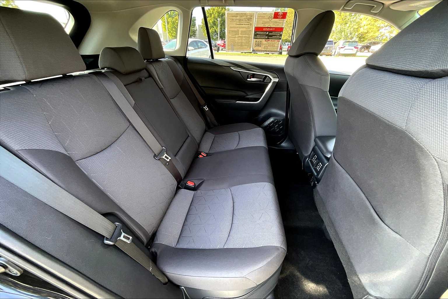2022 Toyota RAV4 Hybrid XLE photo 19