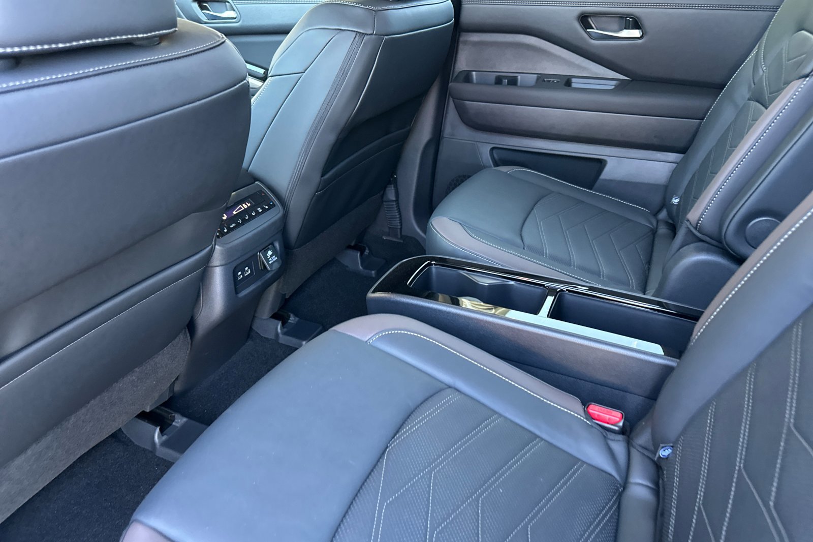 2025 Nissan Pathfinder Platinum photo 12