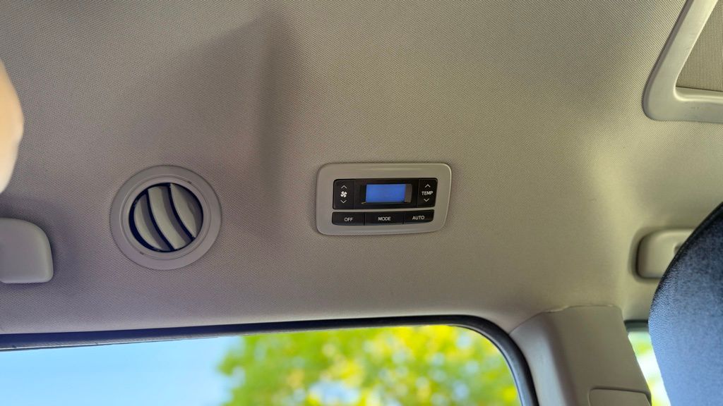2020 Toyota Sienna SE Premium photo 19