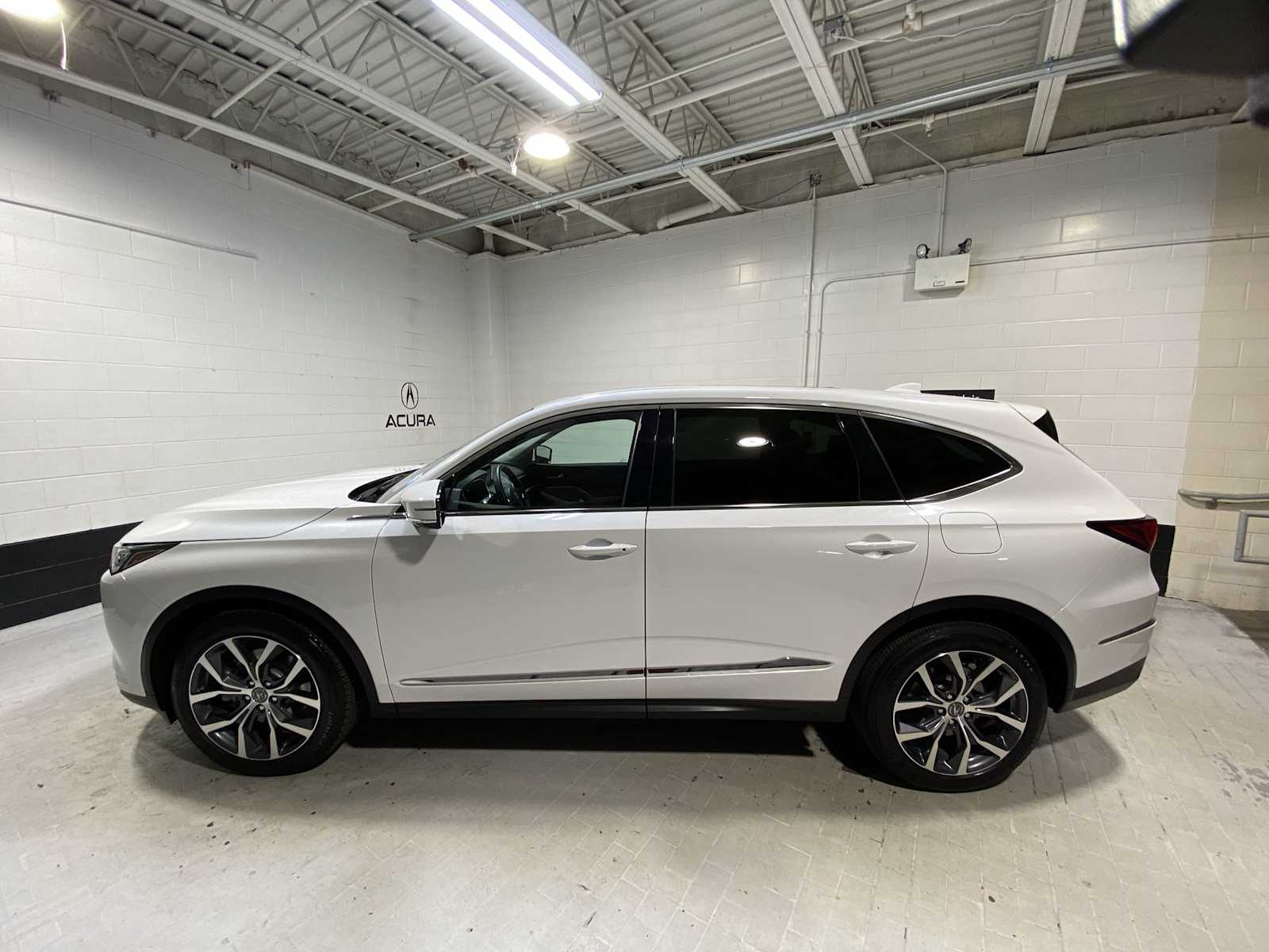 2023 Acura MDX Technology SH-AWD photo 3