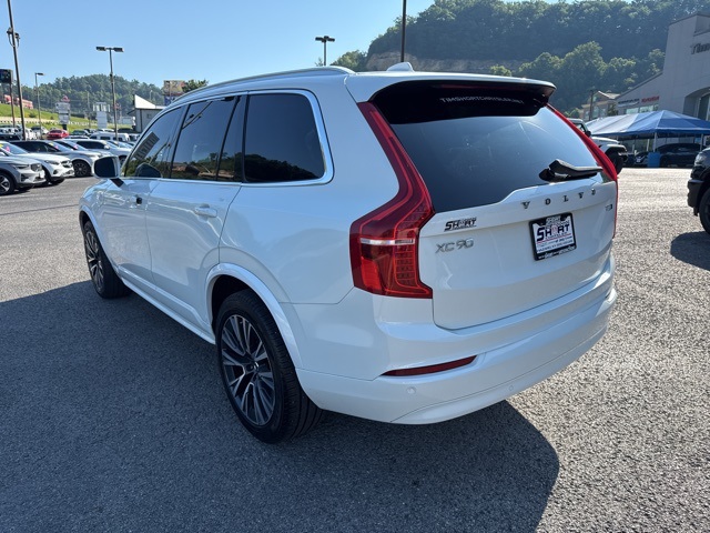 2022 Volvo XC90 T5 Momentum photo 5