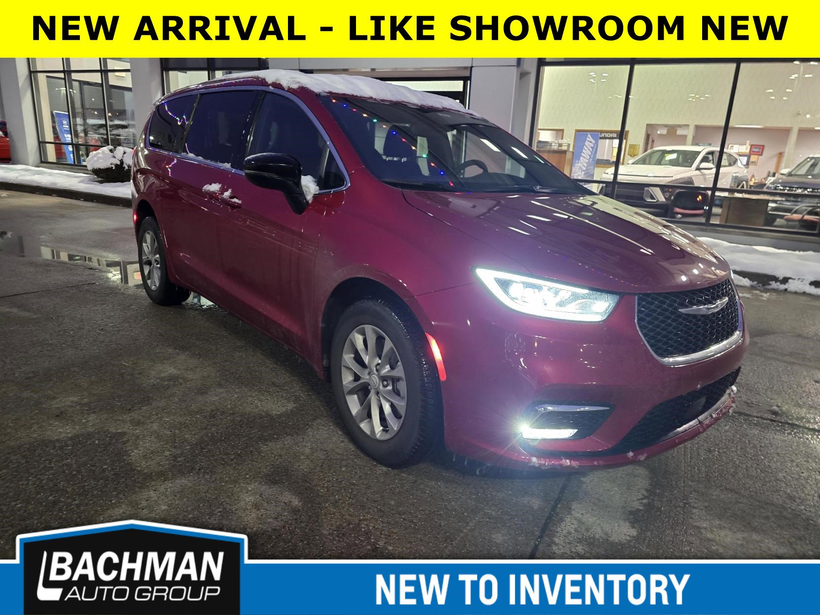 2026 Chrysler Pacifica Select's photo